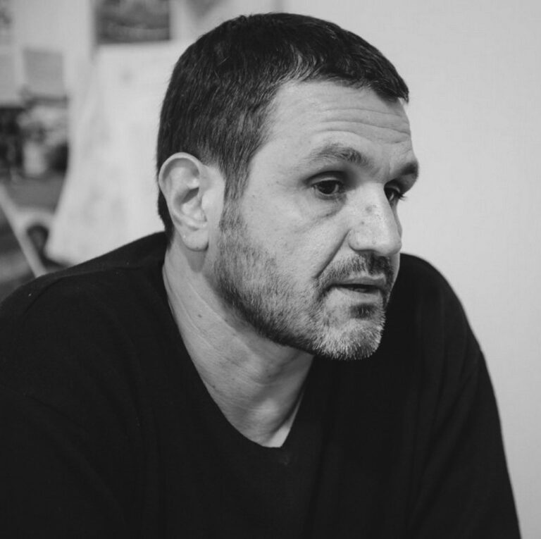 “Τα ιδιωτικά σχολεία, οι γονείς-πελάτες και τα αρχαιομαθή σκυλάκια”. Σημαντική παρέμβαση του Κωστή Παπαϊωάννου στη Lifo με αφορμή το νομοσχέδιο Κεραμέως