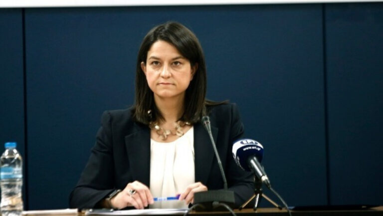 Πλήρης η πολιτική απαξίωση και η κοινωνική απομόνωση της Υπουργού Παιδείας για το κατάπτυστο νομοσχέδιο για την ιδιωτική εκπαίδευση. Μόνοι της σύμμαχοι οι σχολάρχες και κάποιος σύλλογος χειροκροτητών