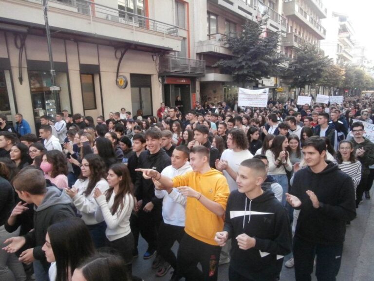 Οργή λαού στη Λάρισα για το κλείσιμο των Εκπαιδευτηρίων Μ.Ν. Ράπτου – Παιδιά: «Μην αγγίζετε το σχολείο μας»