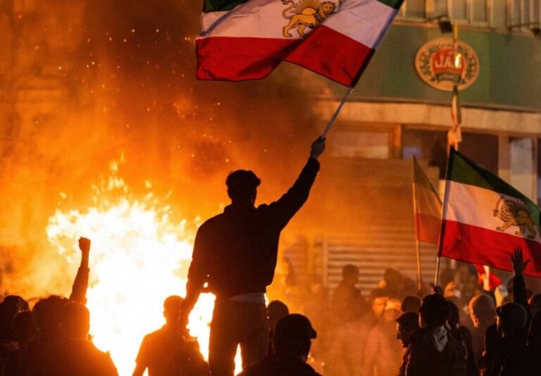 O συνάδελφος Γιάννης Μυλωνέλης μιλά στο Βήμα για την κρίση στο Ιράν